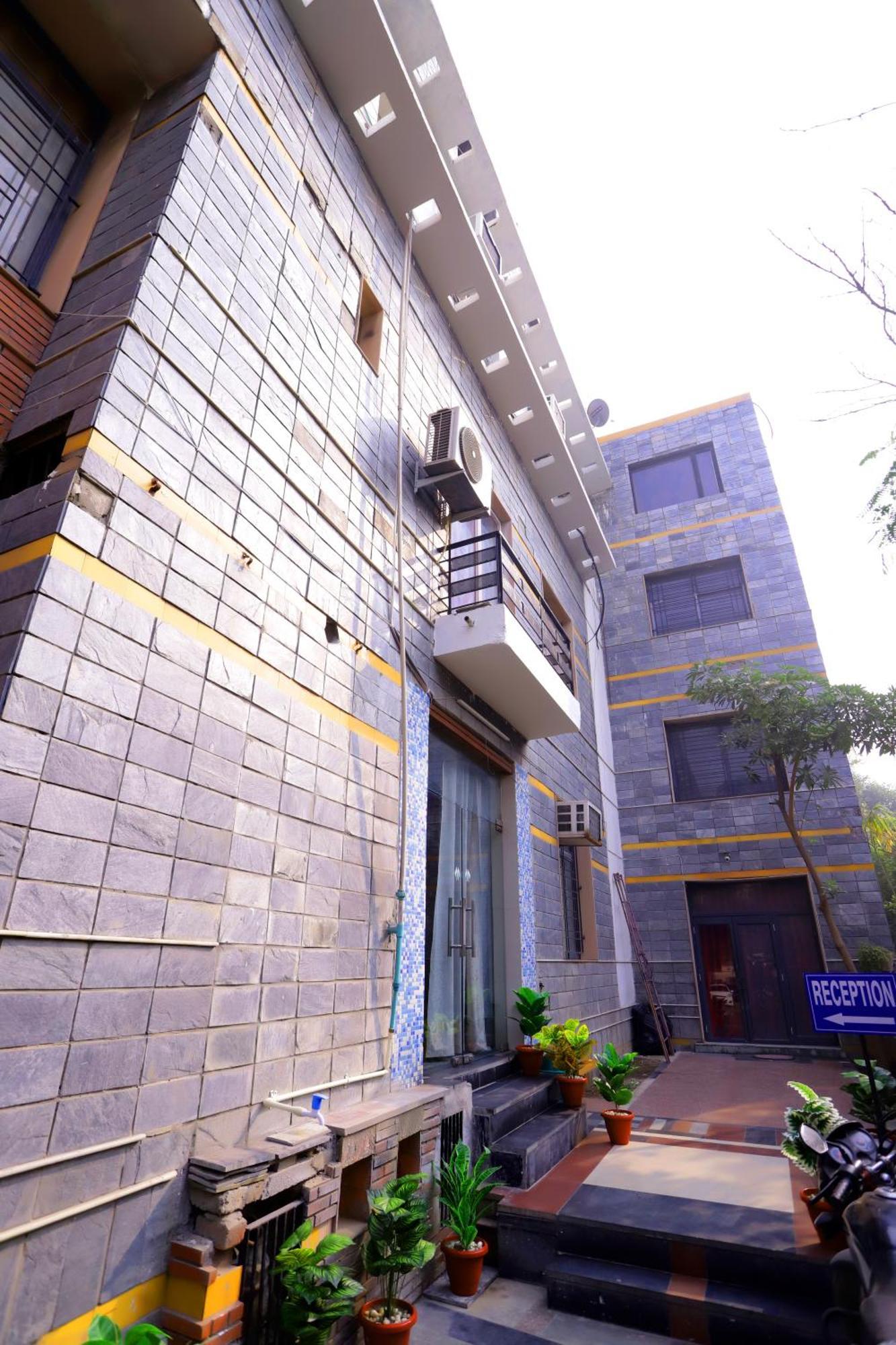 Hotel Warm Welcome - Noida Sector 51 Екстер'єр фото